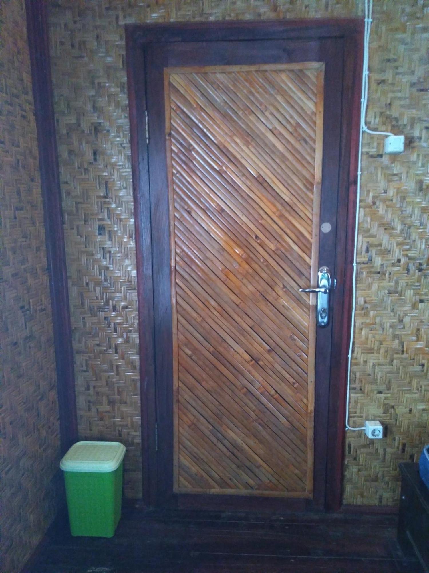 ホテル Lima Bintang ギリ・トラワンガン 部屋 写真